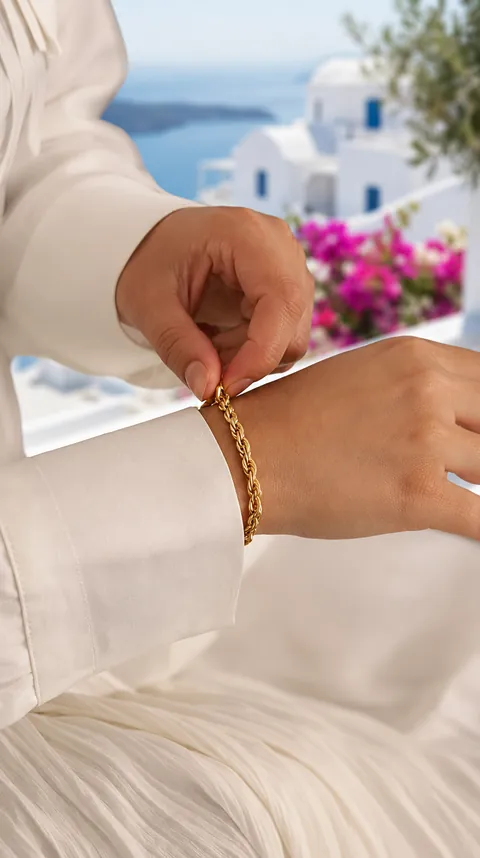 Goldenes Gliederarmband vor Santorini — KI-generiert