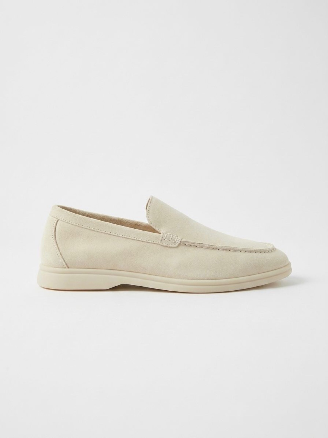 Cremefarbener Wildleder-Loafer im Studio — KI-generiert