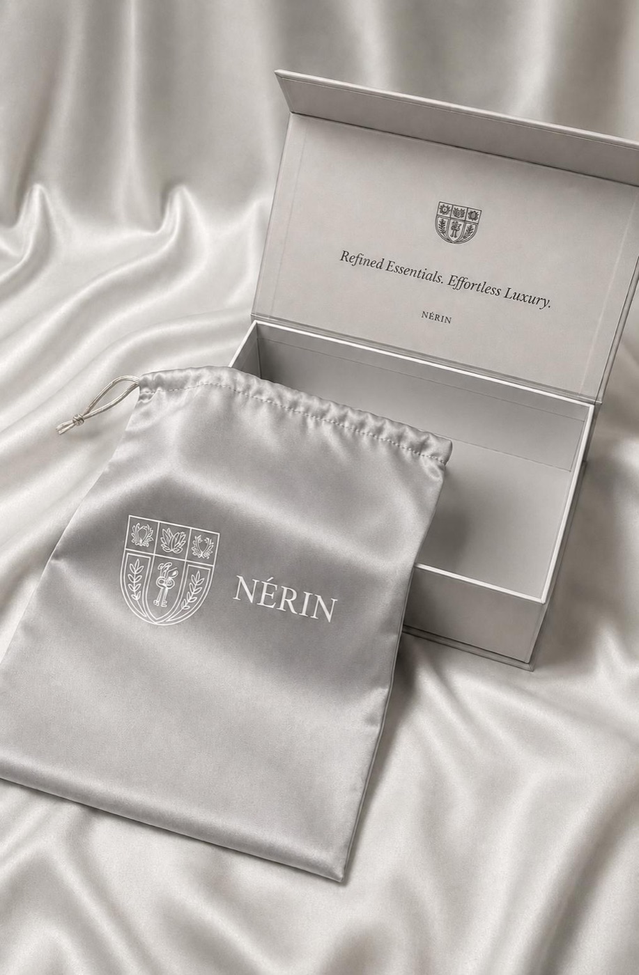 Verpackung — Box und Satinbeutel mit Wappen — KI-generiert