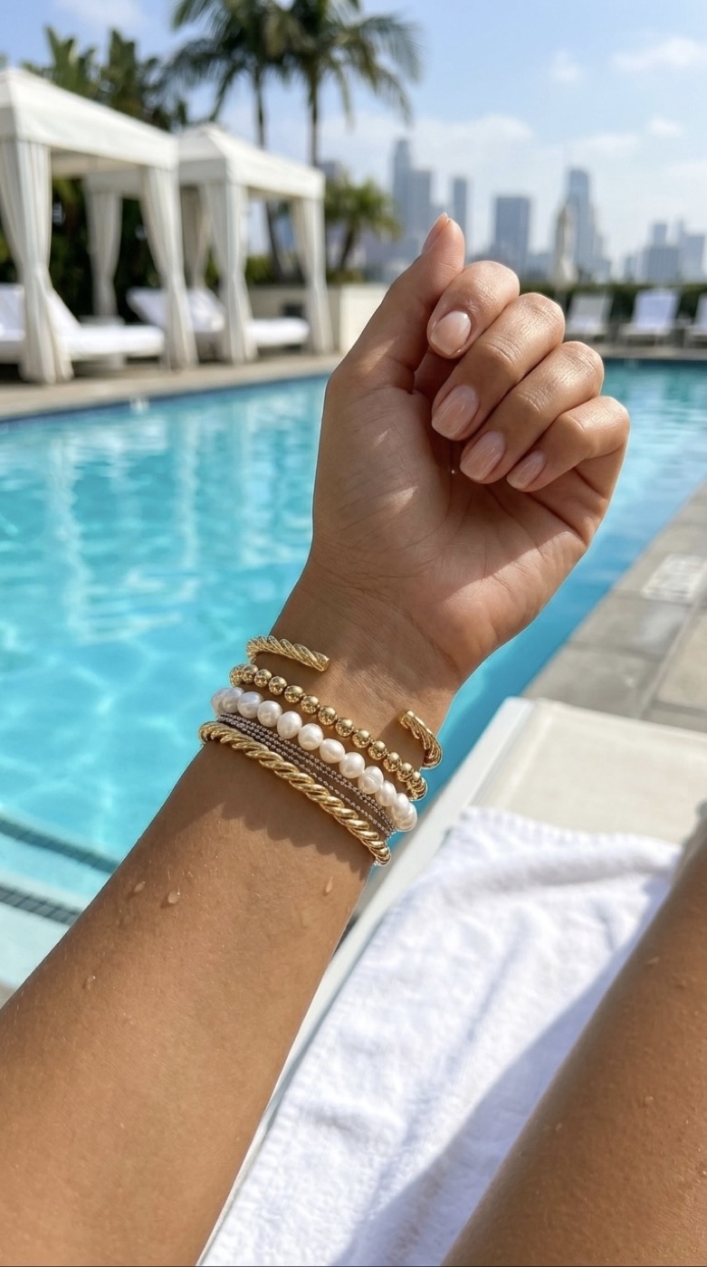 Gold- und Perlenarmbänder am Rooftop-Pool — KI-generiert